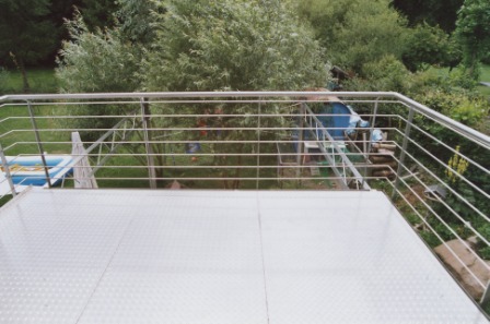 Außengeländer an einem Balkon in Edelstahl