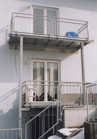 Außengeländer an einem Stahlbalkon feuerverzinkt