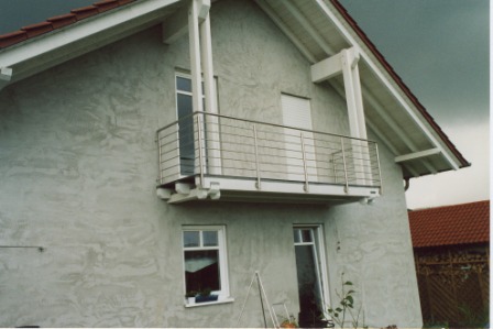 Außengeländer an einer Holzkonstruktion, in Edelstahl