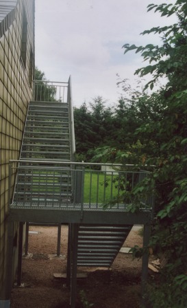 Außengeländer an einer Podesttreppe verzinkt