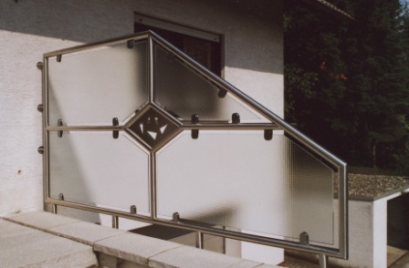 Außengeländer in Edelstahl als Windschutz und Sichtschutz