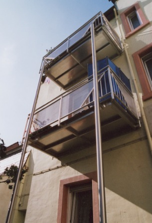 Außengeländer in Edelstahl an Edelstahl Außenbalkon