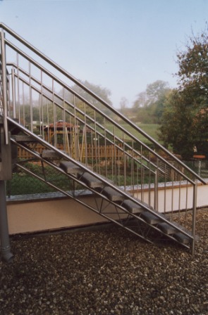Außengeländer in Edelstahl an einer Edelstahltreppe