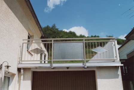 Außengeländer in Edelstahl an einer Garage