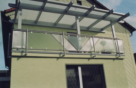 Außengeländer in Edelstahl mit Glas und Ornamenten