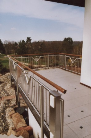 Außengeländer in Edelstahl mit Holzhandlauf