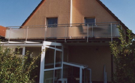 Außengeländer in Edelstahl mit Ornament Glasfüllung als Sichtschutz