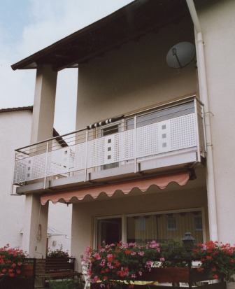 Außengeländer in Edelstahl mit Sichtschutzelementen