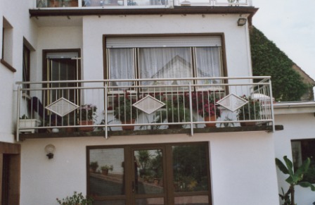 Außengeländer in Edelstahl mit senkrechten Stäben und Ornamenten