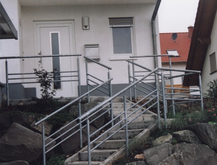 Außengeländer verzinkt mit drei Gurten an einer gepflasterten Treppe