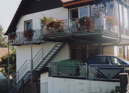 Außentreppe als Metalltreppe, feuerverzinkt mit einem Reelinggeländer Treppe als Stahl Wangentreppe
