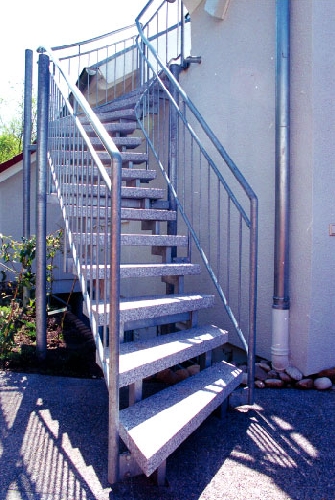 Außentreppe mit Steinstufen