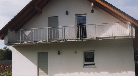 Balkongeländer feuerverzinkt an einem Betonbalkon ohne Treppe in den Garten