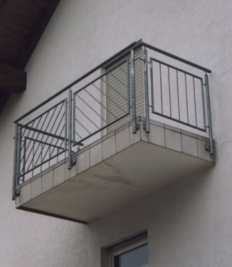 Balkongeländer feuerverzinkt mit schrägen Stäben, ohne Treppe in den Garten