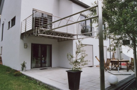 Balkongeländer in Edelstahl als Reelinggeländer an einer Gartenterasse