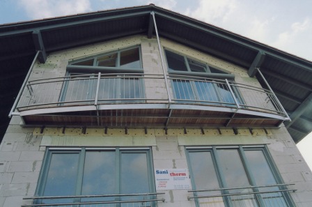 Balkongeländer in Edelstahl an einem Balkon in Edelstahl