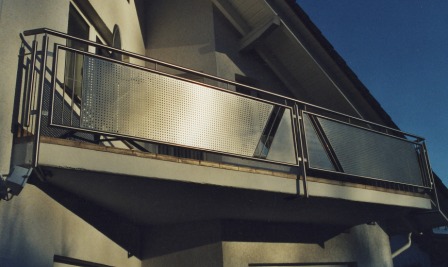 Balkongeländer in Edelstahl mit Lochblech Füllung, ohne Treppe