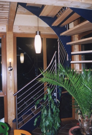 Blechwangentreppe, Metalltreppe, mit Holzstufen und Edelstahl Reelinggeländer