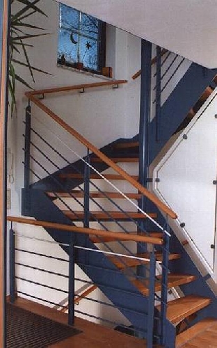 Blechwangentreppe als Halbspindeltreppe