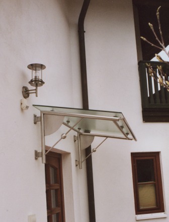 Design Vordach in Edelstahl mit Ornamenten