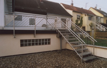 Edelstahlgeländer als Balkongeländer mit einer Treppe aus Edelstahl auf eine Terrasse