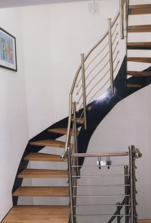 Edelstahlgeländer als Metallgeländer, an einer Metalltreppe in Stahl, Treppengeländer als Reelinggeländer