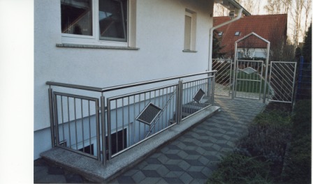 Edelstahlgeländer als Metallgeländer am Kellerabgang, ein Treppengeländer war hier nicht notwendig