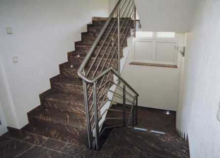 Edelstahlgeländer als Treppengeländer an einer Betontreppe