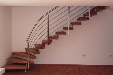 Edelstahltreppe als Bolzentreppe mit einem Metallgeländer als Treppengeländer