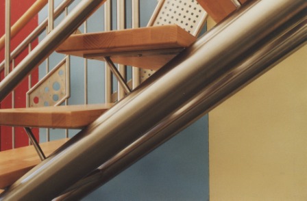 Edelstahltreppe als Rundholmtreppe Rundrohrwangentreppe Rohrtreppe in einer Detailansicht