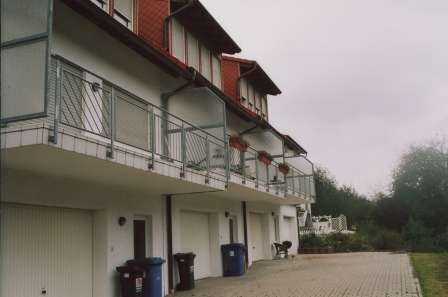 Geländer verzinkt mit schrägen Füllstäben als Balkongeländer in mehrfacher gleicher Ausführung