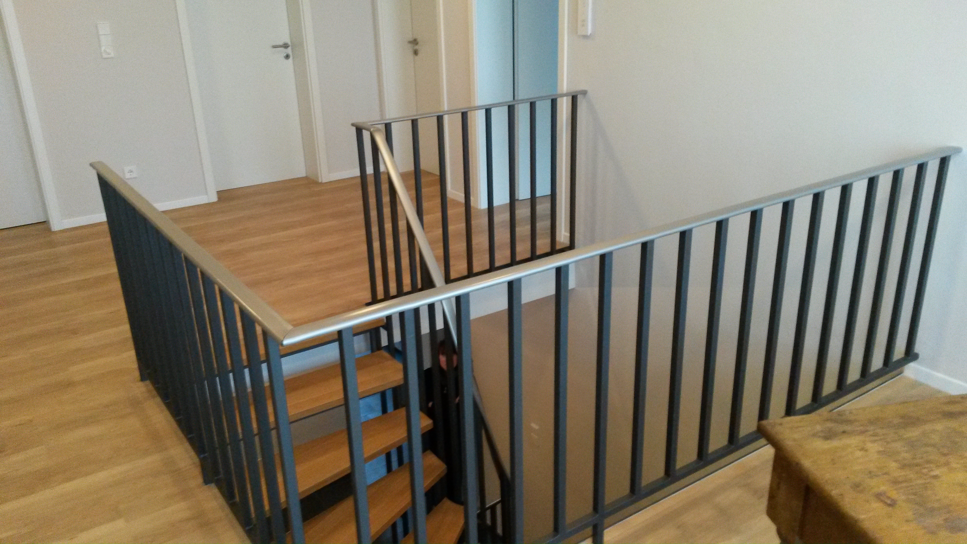 Handlauf aus Kunststoff als Flachstahlhandlauf F 408, im neu gestalteten Treppenhaus mit perfekter Aluminium-Optik