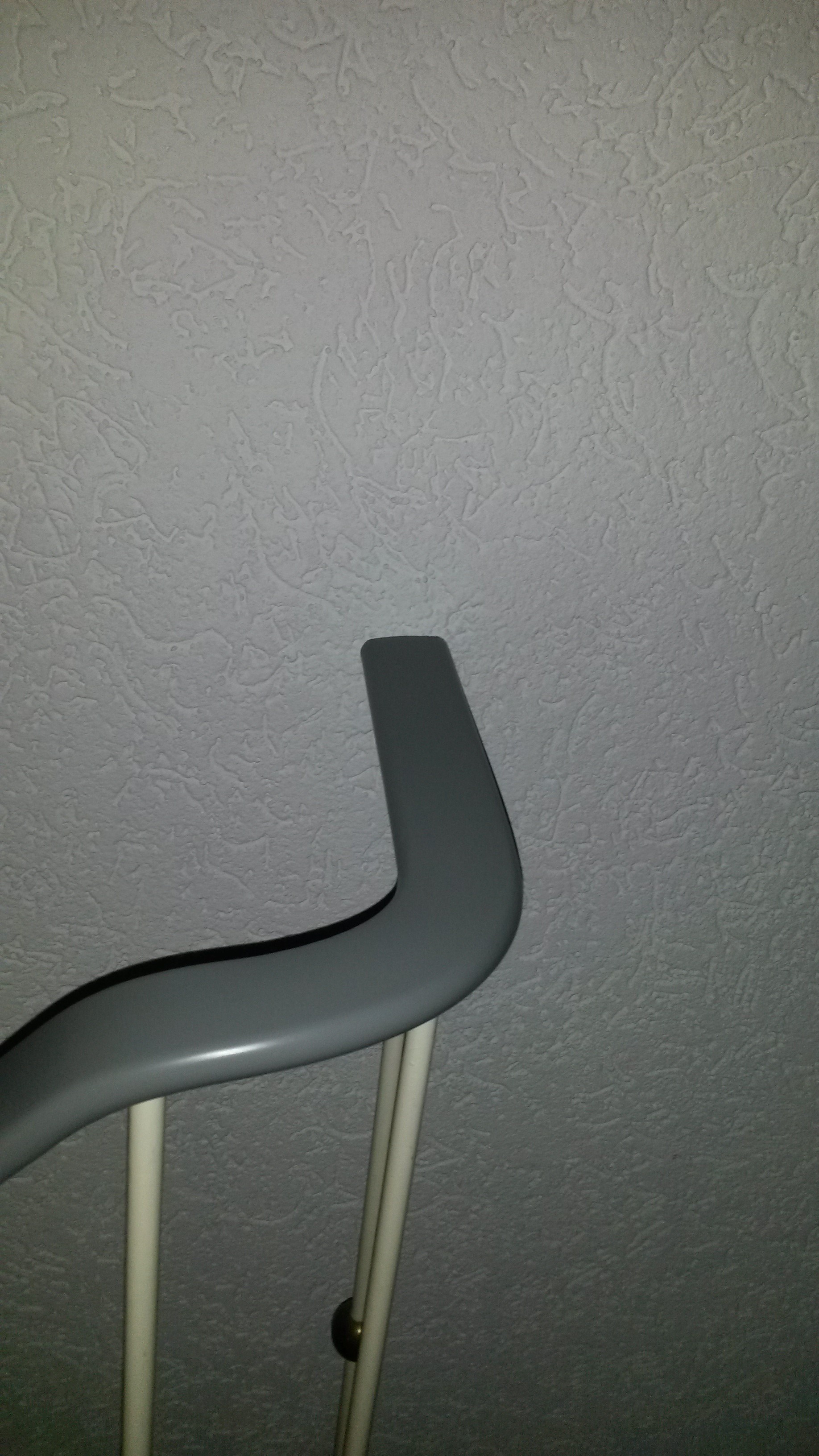 Handlauf aus Kunststoff auf einem weißen Geländer