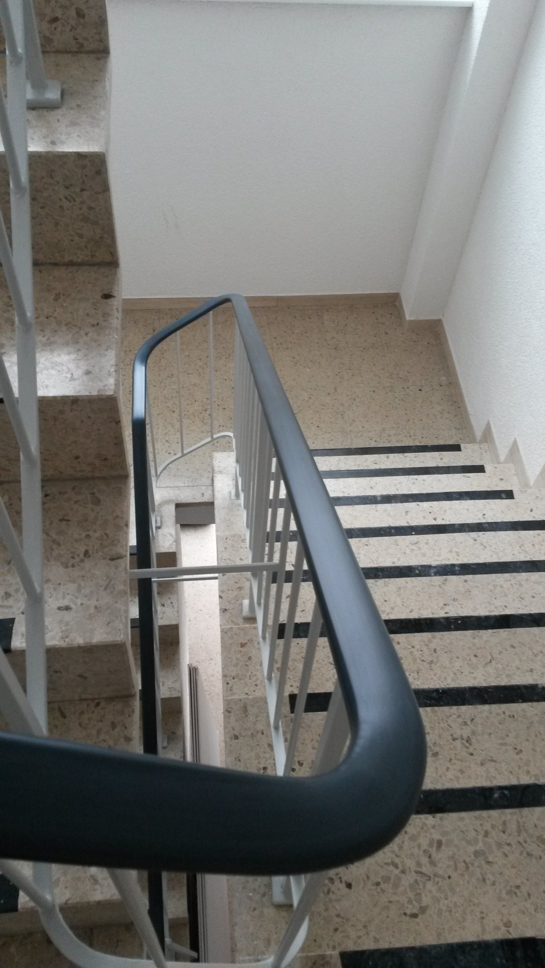 Handlauf aus Kunststoff vorher nachher als Flachhandlauf F408