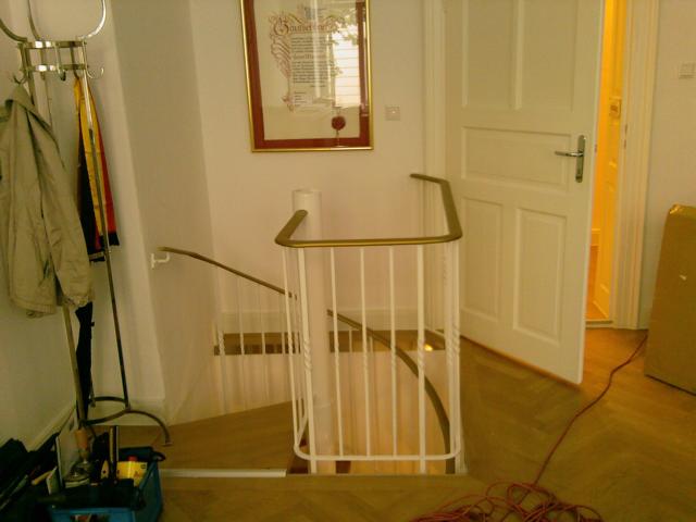 Handlauf in gold an einer Spindeltreppe