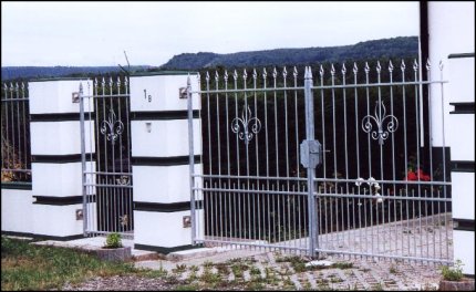 Hoftor mit geschiedetem Ornament