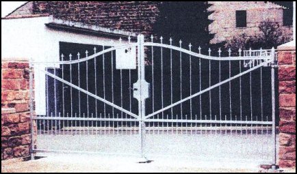 Hoftor mit senkrechten Stäben feuerverzinkt