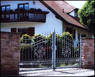 Hoftore mit großem geschmiedetem Ornament