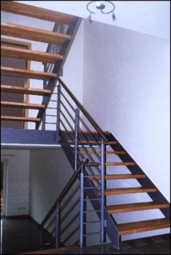 Innengeländer  als Metallgeländer an einer Blechwangentreppe, dieses Treppengeländer ist an einer Metalltreppe befestigt