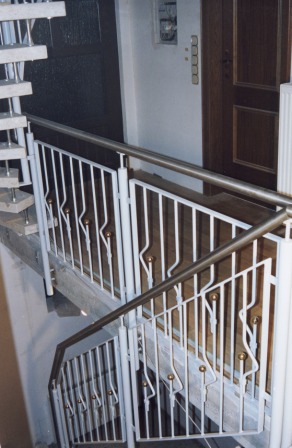 Innengeländer als Metallgeländer, dieses Treppengeländer wurde entsprechend seinem Brüstungsgeländer gestaltet