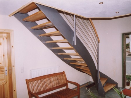 Innengeländer als Metallgeländer an einer Blechwangentreppe mit Holzstufen, dieses Treppengeländer ist mit einem Handlauf in Edelstahl ausgestattet, Metalltreppen in Kombination mit Edelstahl und Holz sind sehr elegant
