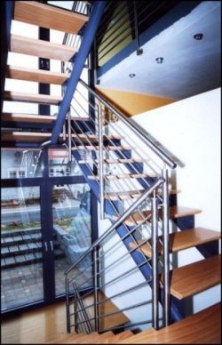Innengeländer als Metallgeländer an einer Metalltreppe, das Treppengeländer ist in Edelstahl