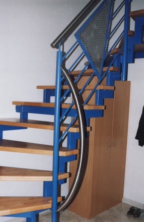 Innengeländer als Metallgeländer an einer Zweiholmtreppe, Treppengeländer mit mitlaufenden Stäben