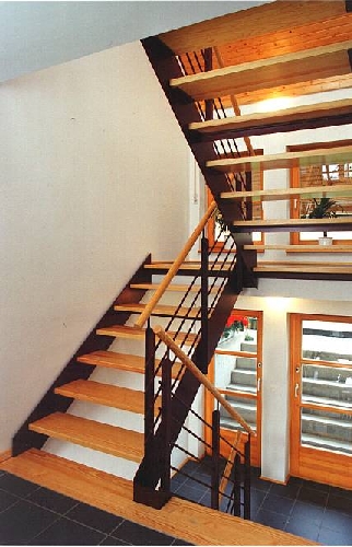 Metallwangentreppe als Podesttreppe in Stahl