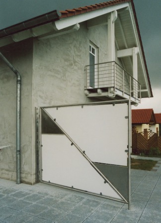 Sichtschutzelement in Edelstahl mit Trespa Füllung