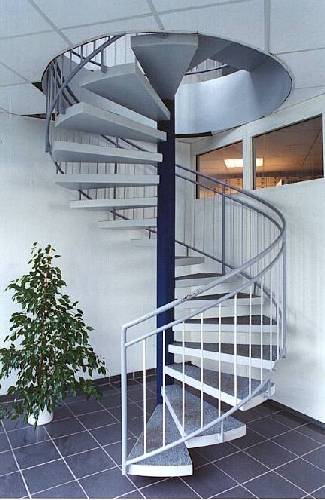 Spindeltreppe mit Metall-Wannenstufen