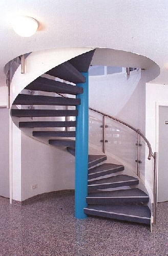 Spindeltreppe mit Metallwange