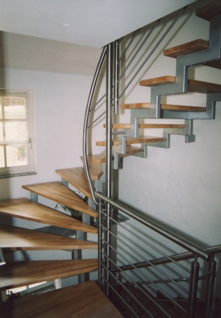 Zweiholmtreppe, Metalltreppe, 1/2 gewendelt mit Holzstufen und einem Reelinggeländer