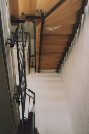 Zweiholmtreppe als Metalltreppe in Stahl mit massiven Holzstufen und Stahlgeländer