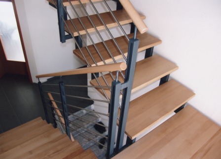 Zweiholmtreppe als Metalltreppe mit Zwischenpodest und massiven Holzstufen und Reelinggeländer